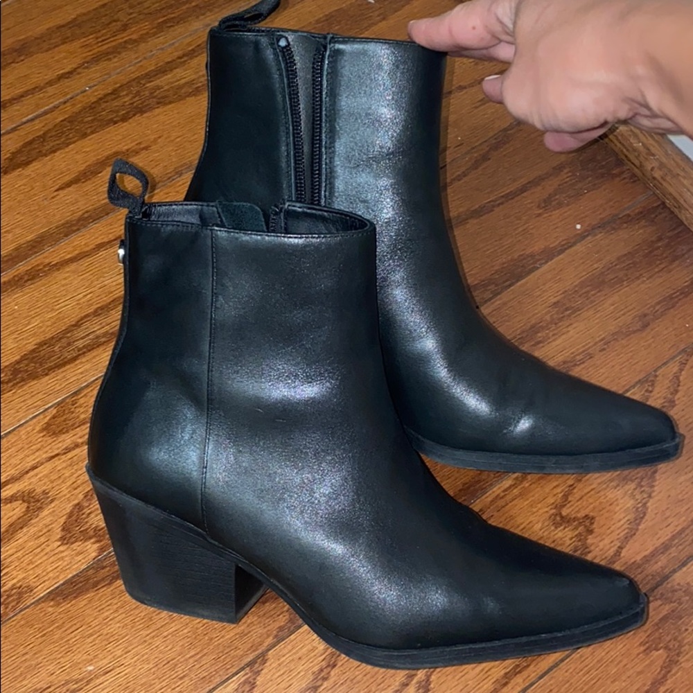 Black Steve Madden booties!